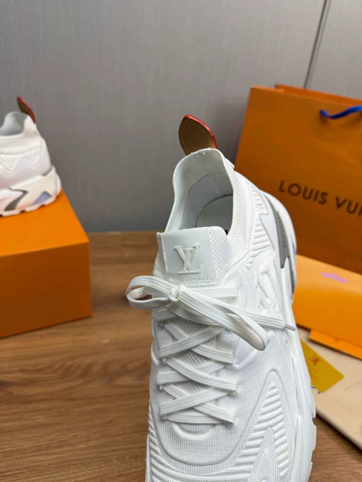 Men's Men's Shoes 580💰 🌈LV | Louis Vuitton 2025 LV Louis Vuitton L House Donkey Brand Latest Olympia Series Couple Style Silver Horn King Casual Sports Shoes Running Shoes This LV Olympia sports shoe combines mesh fabric and metallic synthetic leather and other technical fabrics to reinterpret the classic running shoe design with a neat and simple design. Lightweight EVA outsole provides a stretchy fit. Rich details such as Monogram embossing and LV letters establish recognition. Exquisite packaging at the delivery counter 🛍📦 ▪️Fabric: original imported technical fabric + mesh ▪️Inner lining: original customized breathable mesh ▪️Sole: original molded rubber foam material ▪️Sole thickness: 3.5CM ▪️Size: 38-44 yards